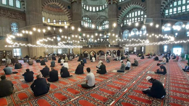 Merak edilen soruya yanıt geldi! Diyanet İşleri Başkanı Erbaş: Ramazan Bayramı namazı camilerde kılınacak