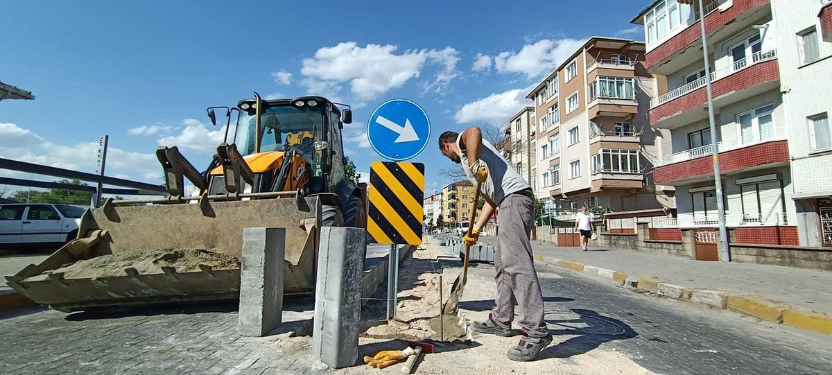 Eski İstasyon Caddesi\'nde refüj çalışması