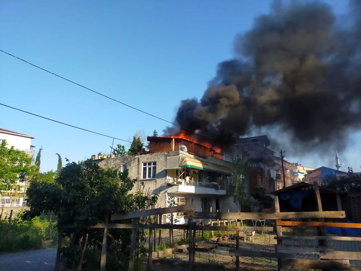 Evin çatısı alevlere teslim oldu