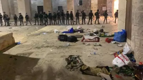 Son dakika haberleri... İsrail polisi Mescid-i Aksa'daki cemaate saldırdı Son dakika haberleri... İsrail polisi Mescid-i Aksa'daki cemaate saldırdı