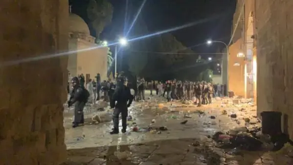 Son dakika haberleri... İsrail polisi Mescid-i Aksa'daki cemaate saldırdı Son dakika haberleri... İsrail polisi Mescid-i Aksa'daki cemaate saldırdı