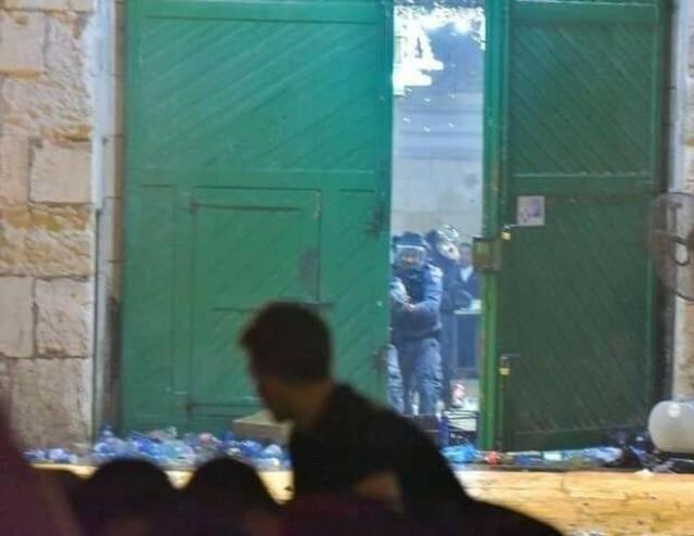 İsrail polisi Mescid-i Aksa'ya girerek cemaate saldırdı