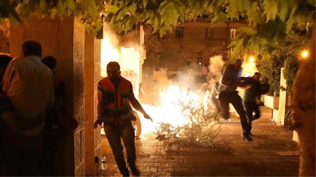 İsrail polisi Mescid-i Aksa\'ya girerek cemaate saldırdı: 205 yaralı