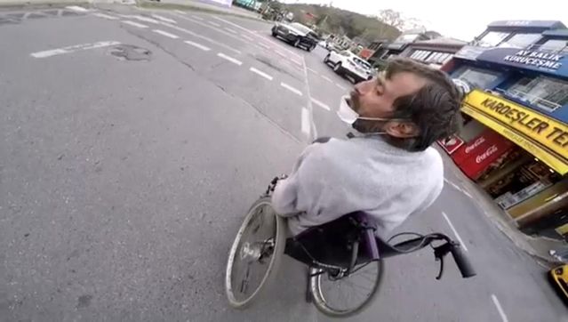 Yola devrilen engelli adamı kimse kaldırmadı, o anlar vicdanları sızlattı!