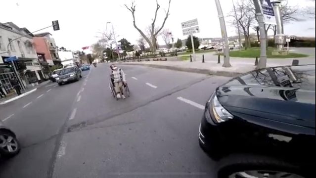 Yola devrilen engelli adamı kimse kaldırmadı, o anlar vicdanları sızlattı!
