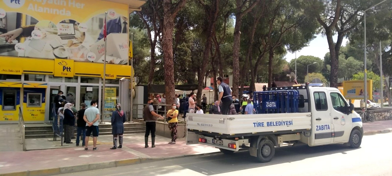 İzmir\'de PTT önünde kalabalığa bariyerli önlem