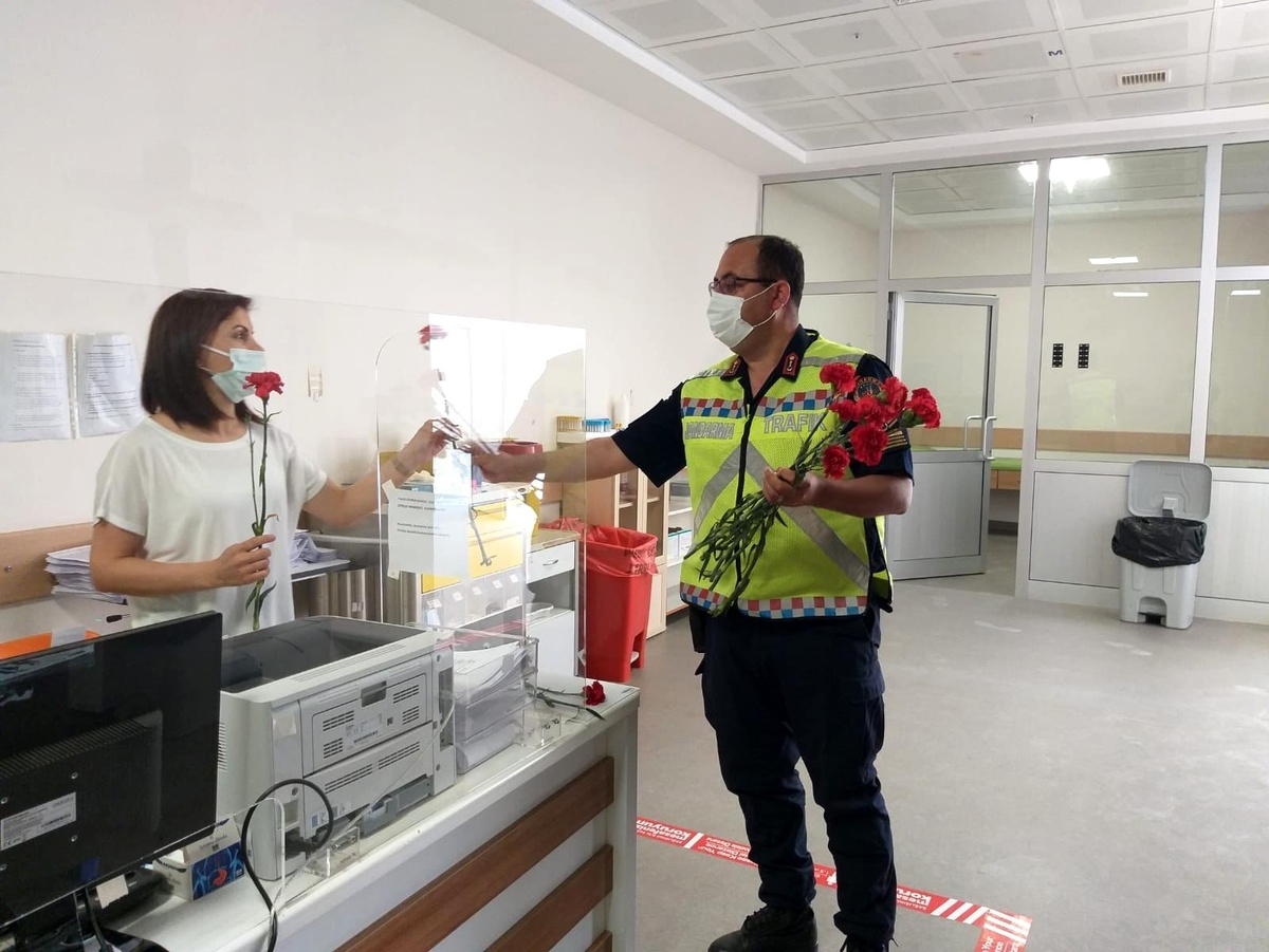 Jandarmadan sağlık çalışanlarına ve vatandaşlara çiçek