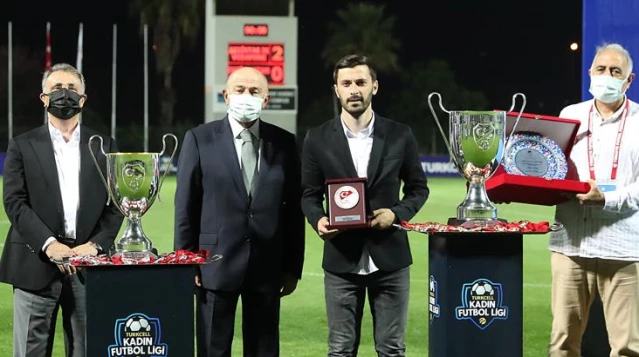 Kadın futbolculara yarı çıplak haldeyken şiddet uyguladığı ileri sürülen Mehmet Aydın, 'Yılın en iyi hocası' seçildi