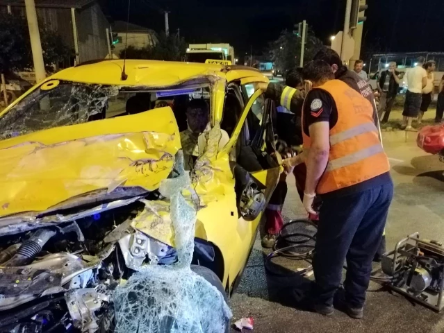 Kamyonete çarpan taksinin sürücüsü yaralandı