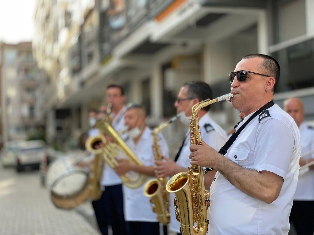 Karşıyaka Belediye Bandosu\'ndan mahalle konserleri