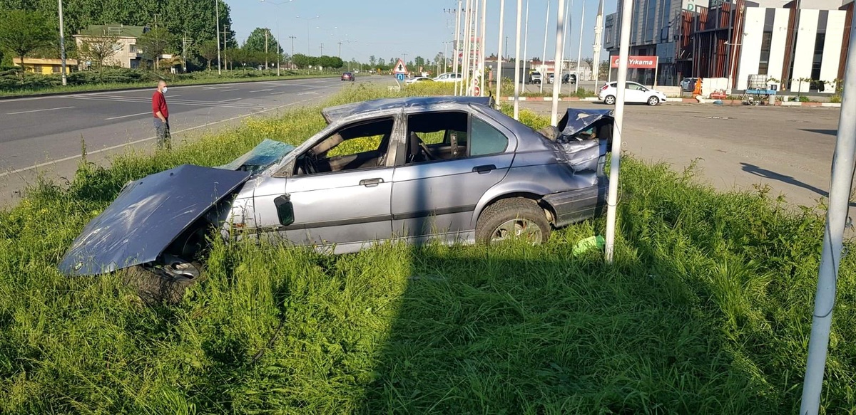 Kontrolden çıkan otomobil karşı şeritteki kamyonete çarptı: 2 yaralı