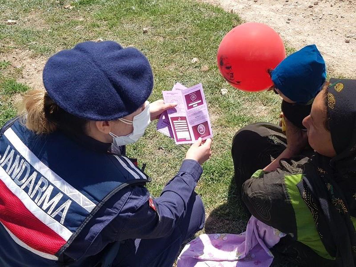 Son dakika gündem: Mevsimlik tarım işçisi kadınlara jandarma şiddetle nasıl mücadele edileceğini anlattı