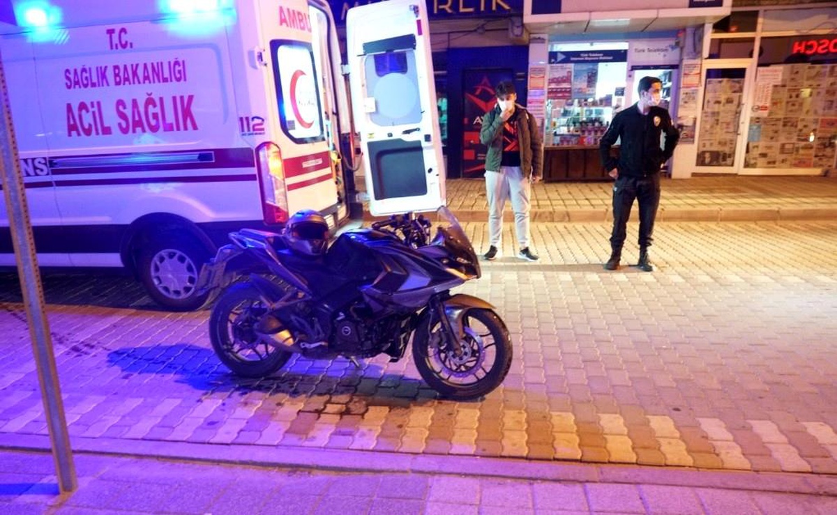 Motosiklet bariyere çarptı, sürücü yaralandı