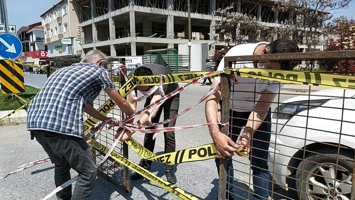 Polis şeritleri kopartılınca yerine demir bariyerler konuldu