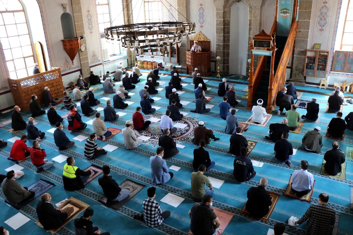Ramazan\'ın son cumasında camiler mahzun kalmadı