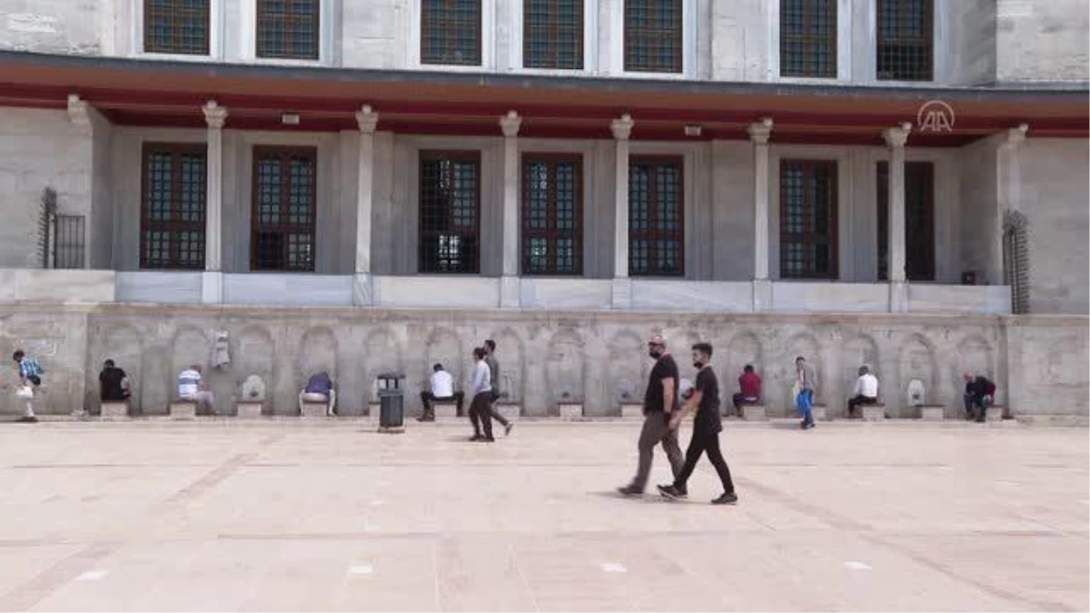 DRONE - Ramazanın son cuma namazı Kovid-19 tedbirleri kapsamında kılındı - Fatih Camii