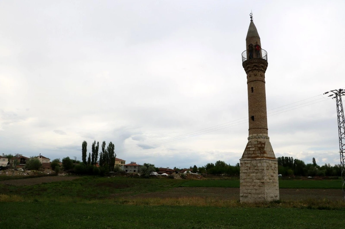 Sular altında kalan köyün \'yalnız minaresi\'