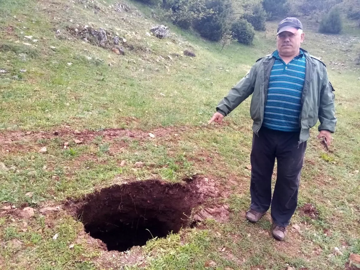 10 metrelik çukur tarladaki çiftçileri korkuttu