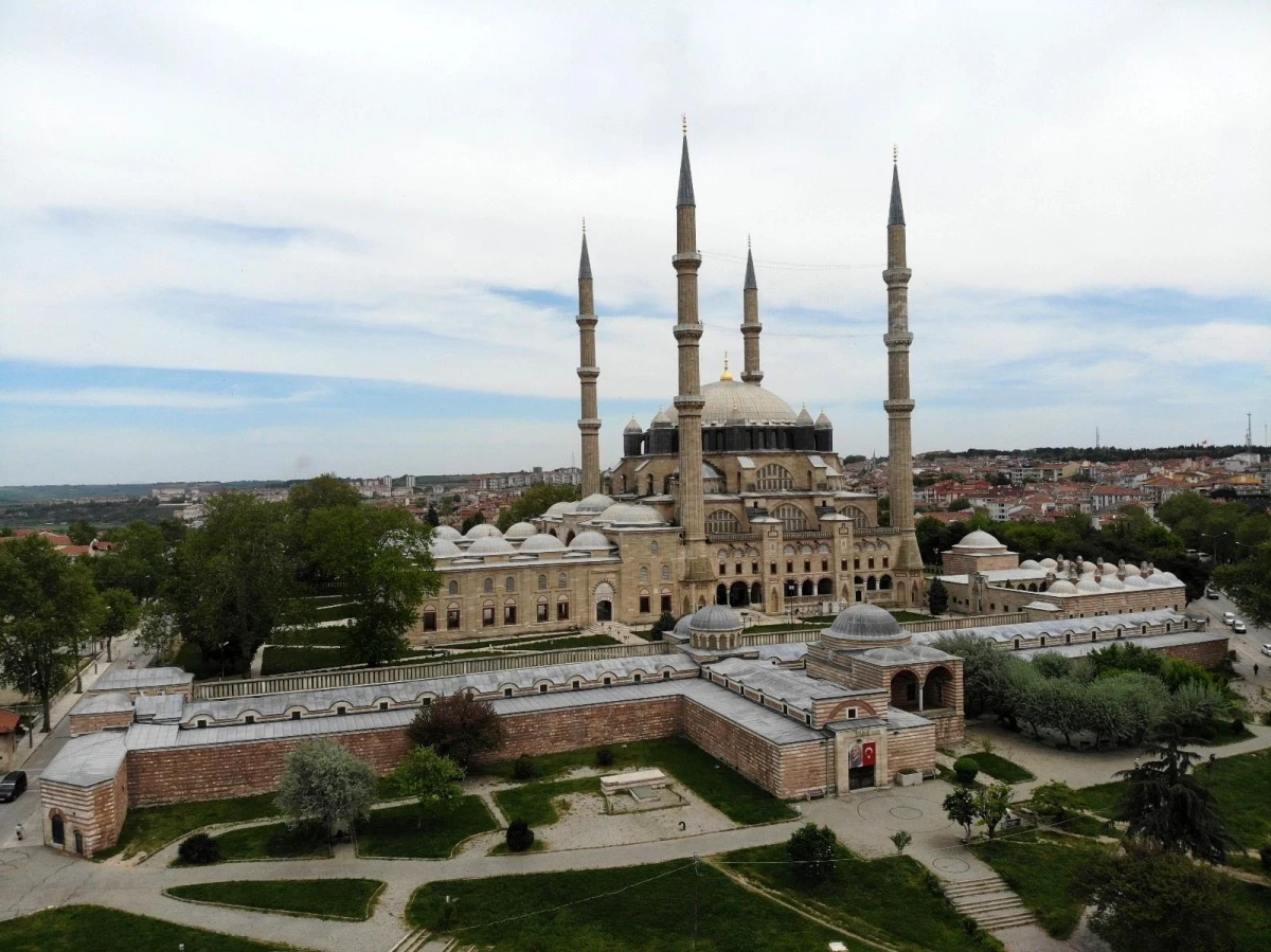 Türk-İslam mimarisinin gözbebeğinde Ramazan-ı Şerif\'in son Cuma Namazı kılındı