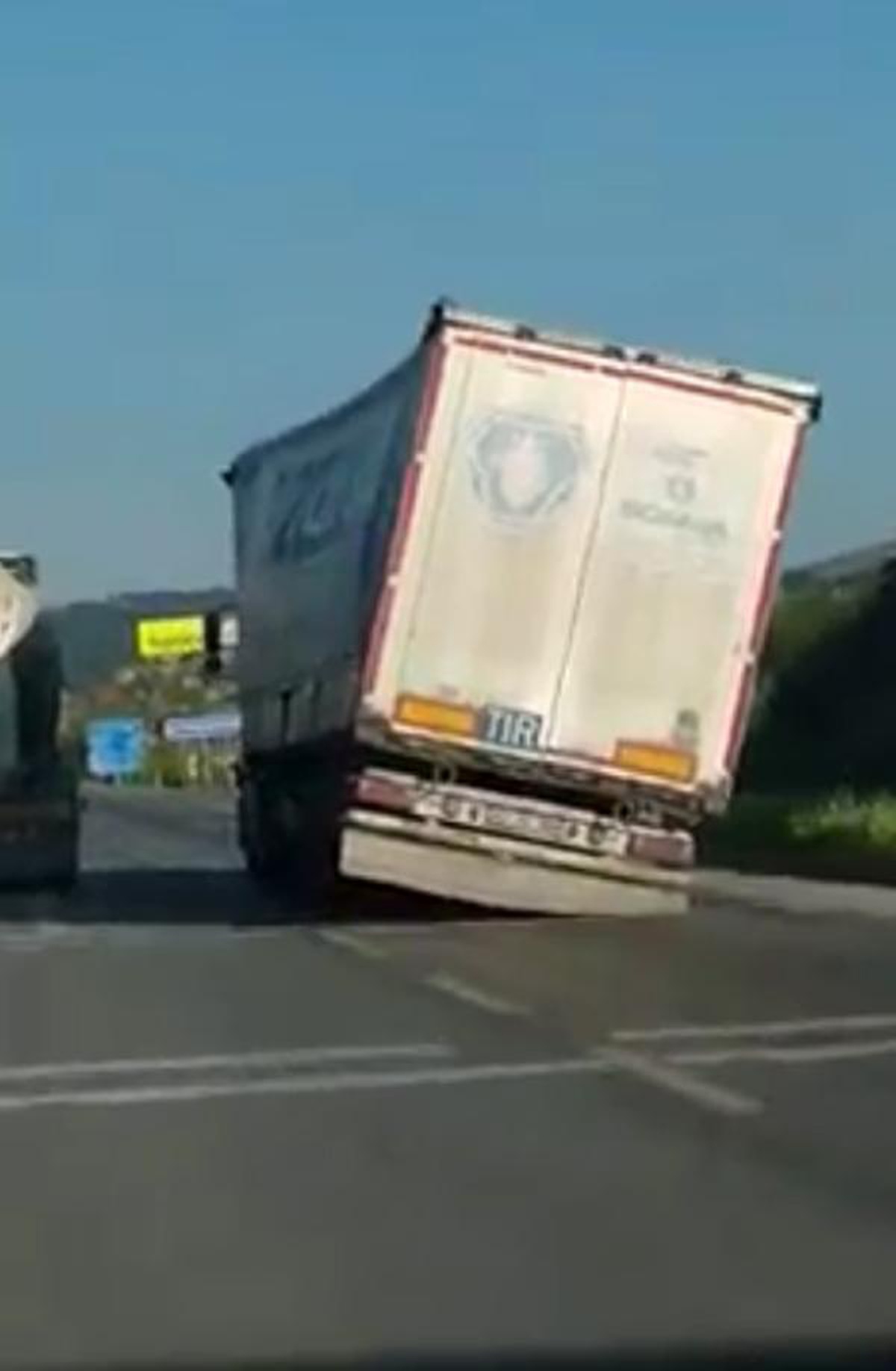 Yükten dorsesi yan yatan TIR ile tehlikeli yolculuk