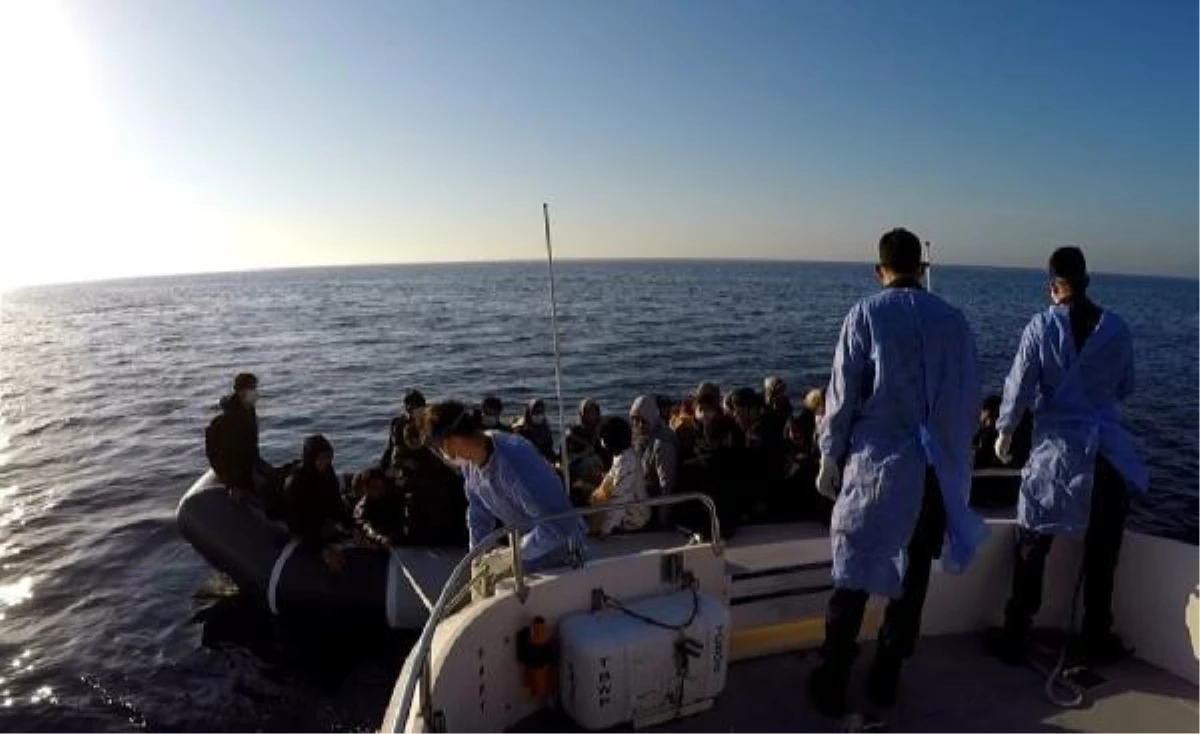 Yunanistan\'ın ölüme terk ettiği 53 kaçak göçmeni Sahil Güvenlik kurtardı