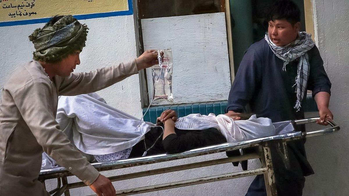 Afganistan\'da ortaokul girişinde meydana gelen patlamada en az 30 kişi öldü