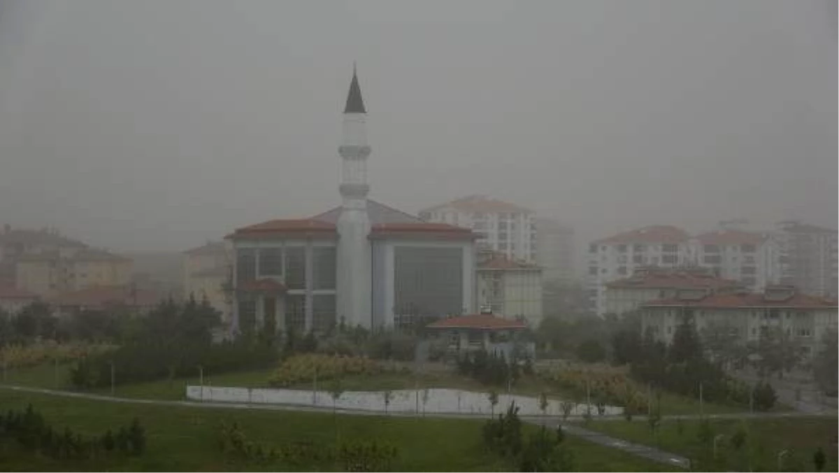 Aksaray\'da \'kum fırtınası\' cami minaresini yıktı