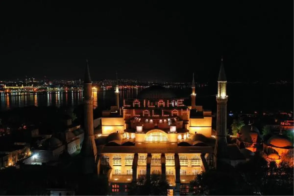 Ayasofya Camii\'ne asılan mahyanın ışığını Vali Yerlikaya yaktı