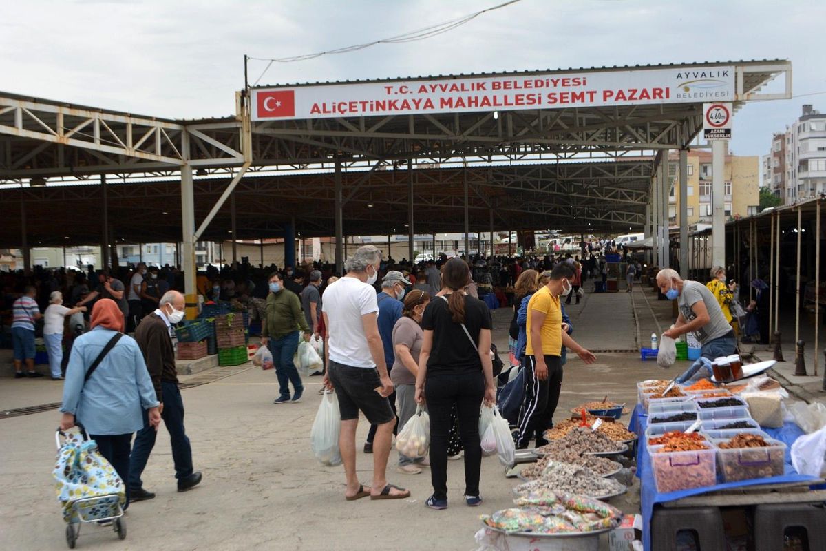 Ayvalık\'ta halk pazaryerlerine koştu