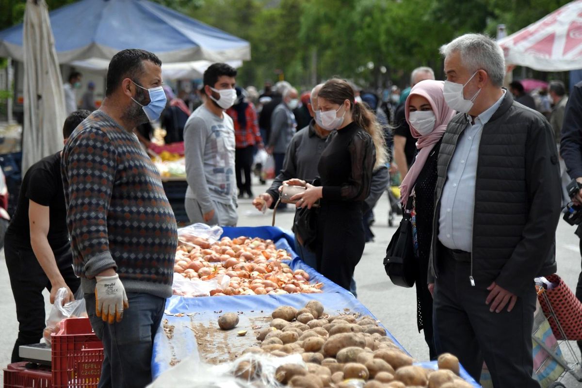 Başkan Başdeğirmen pazaryerlerinde incelemelerde bulundu