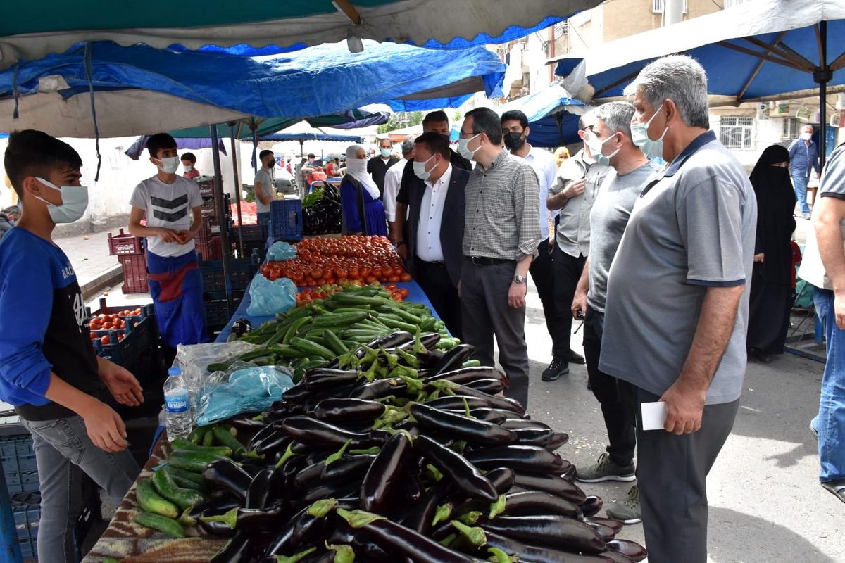 Bağlar Kaymakamı Güner ve Belediye Başkanı Beyoğlu pazar yerlerini denetledi