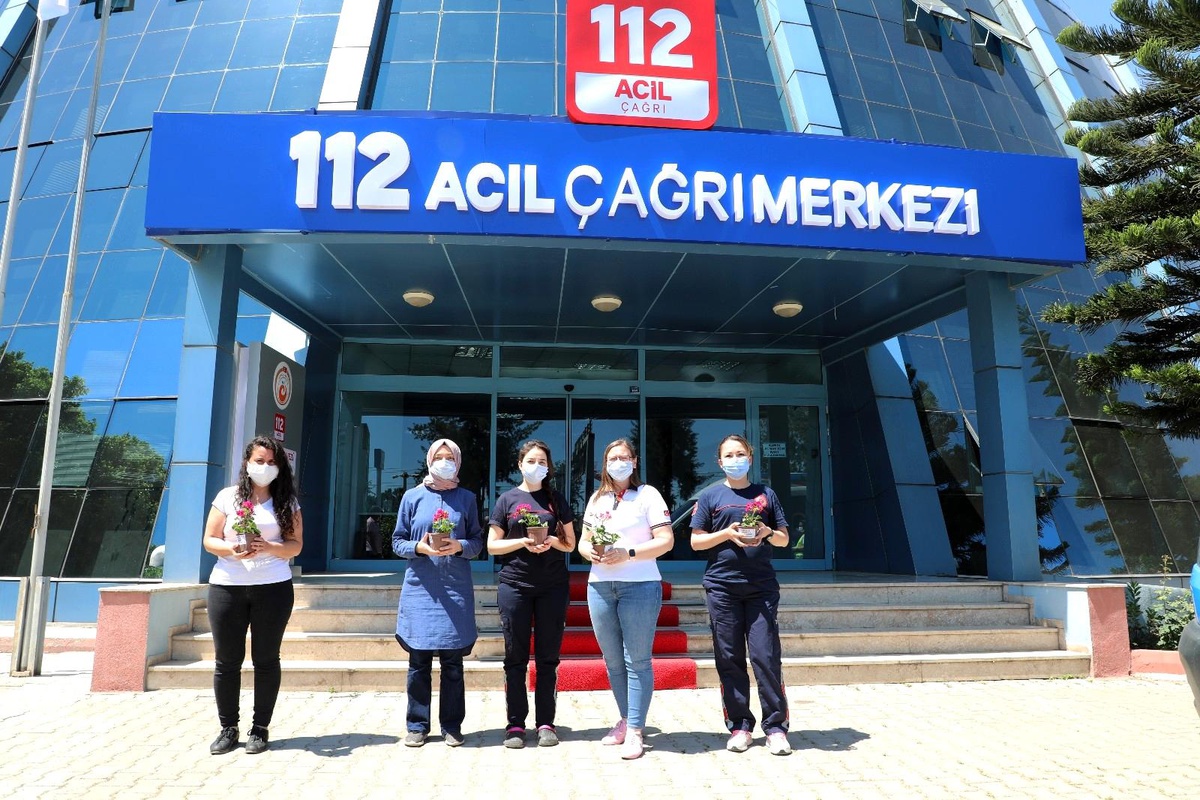 Başkan Böcek\'ten, sağlık çalışanlarına Anneler Günü çiçeği