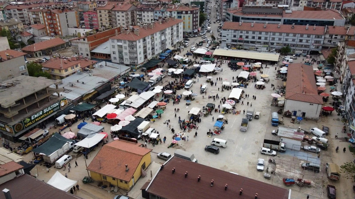 Beyşehir\'de tam kapanma günü satıcılar tezgah açtı