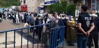 Bilecik'te pazar girişlerinde uzun kuyruklar oluştu