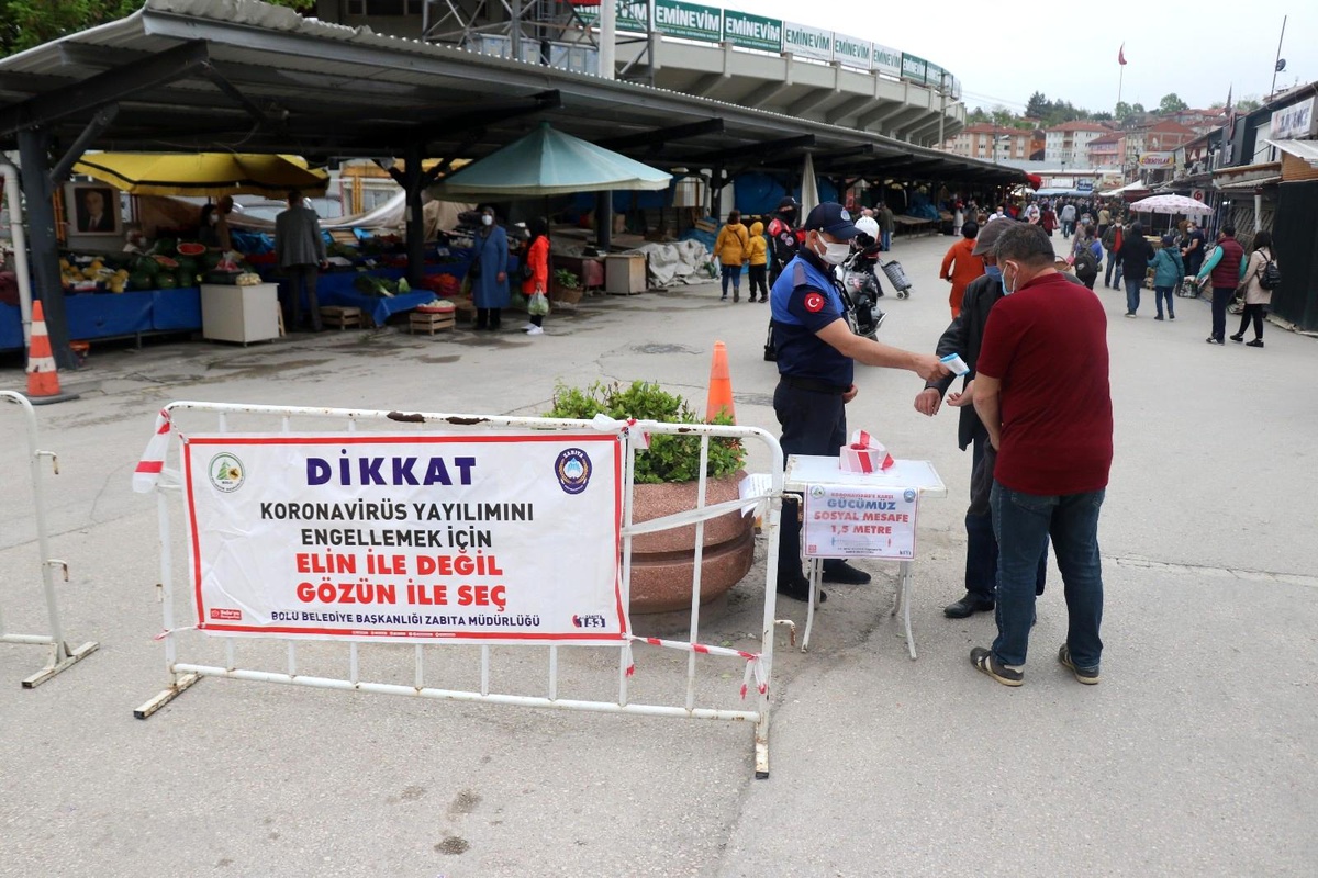 Bolu\'da, pazar yerleri sıkı denetim altında açıldı