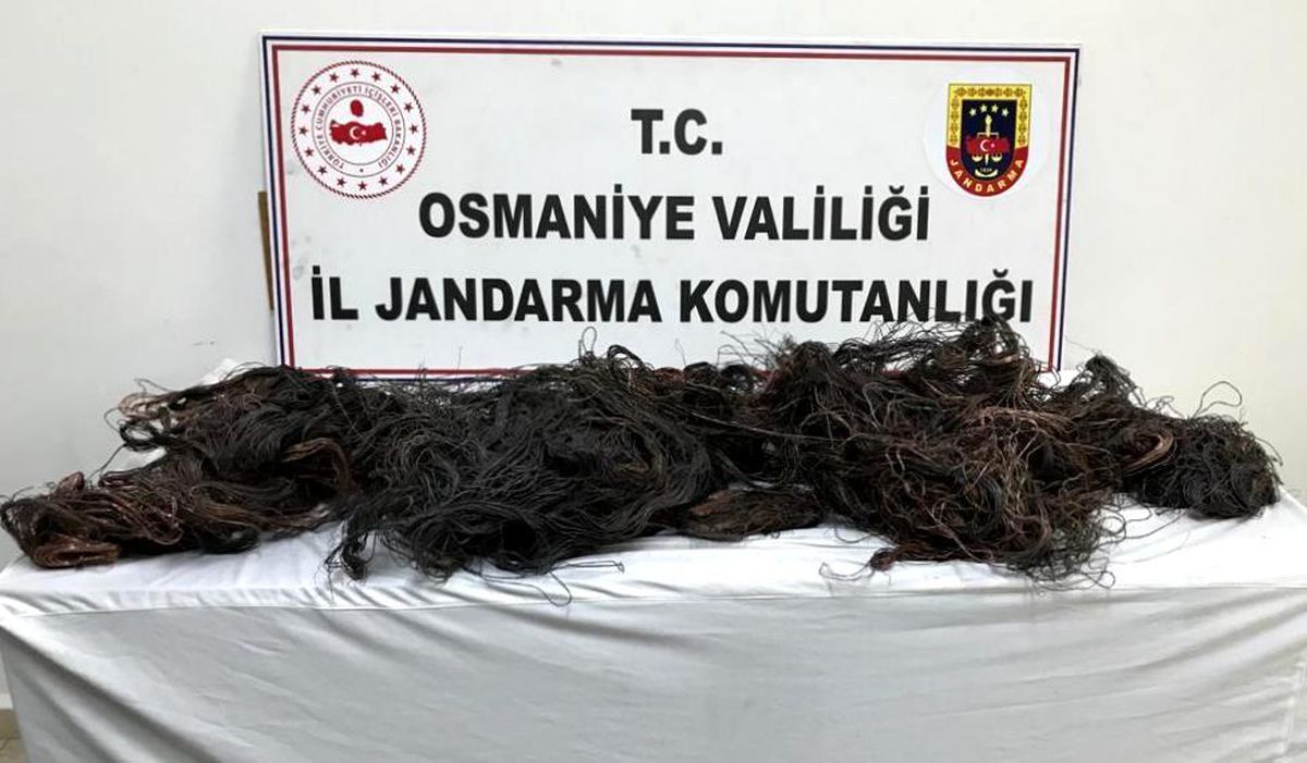 Çaldıkları bakır kabloları satarken suçüstü yakalandılar
