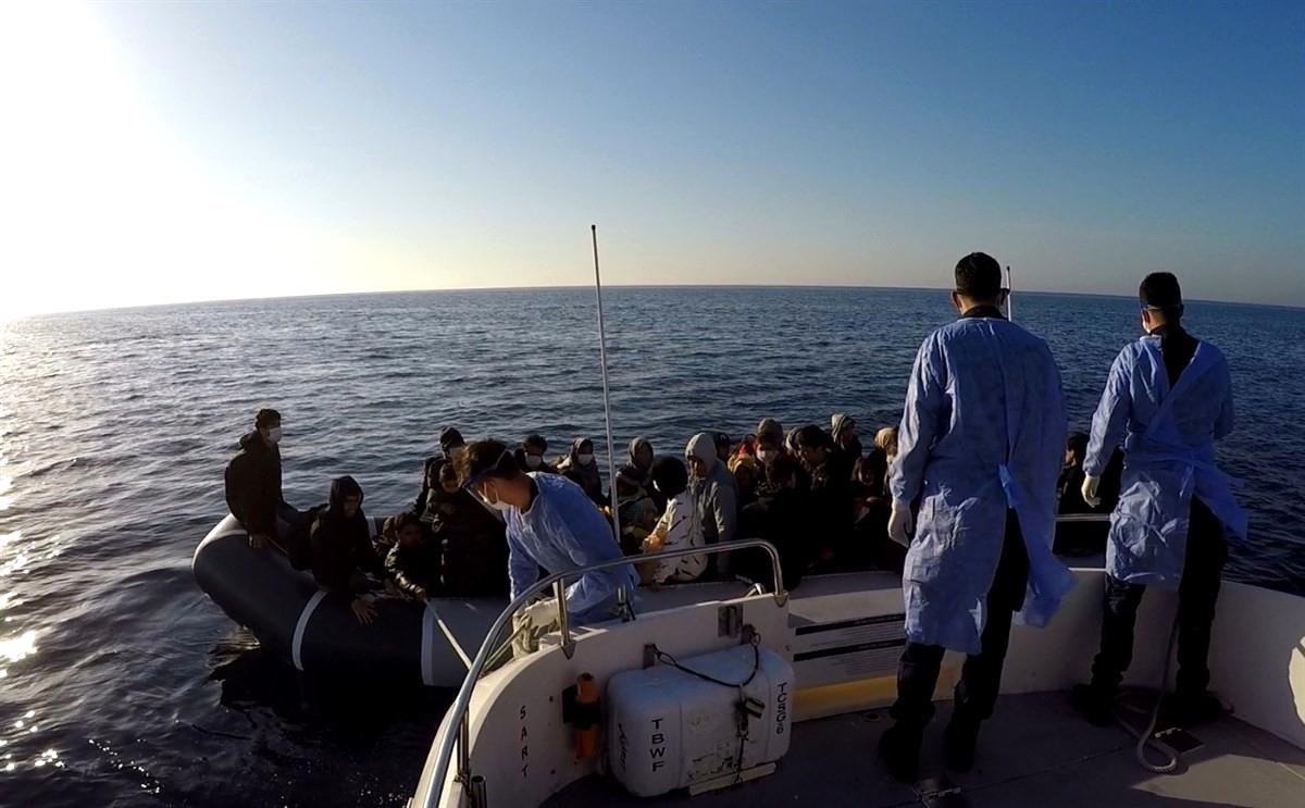 Çanakkale açıklarında 53 düzensiz göçmen kurtarıldı