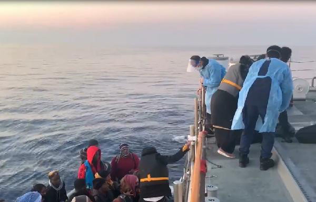 Dikili\'de 28 kaçak göçmen kurtarıldı