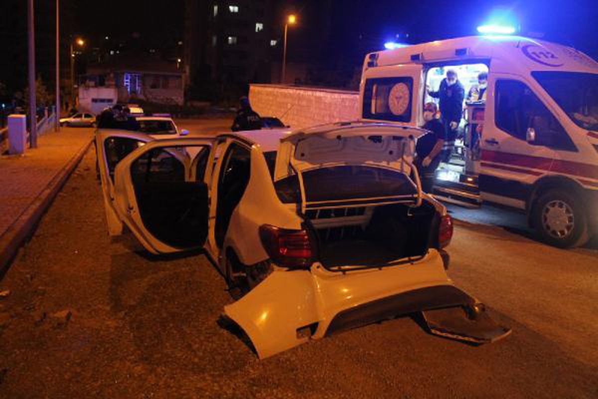 \'Dur\' ihtarına uymayan otomobilin sürücüsü kaldırıma çarptı