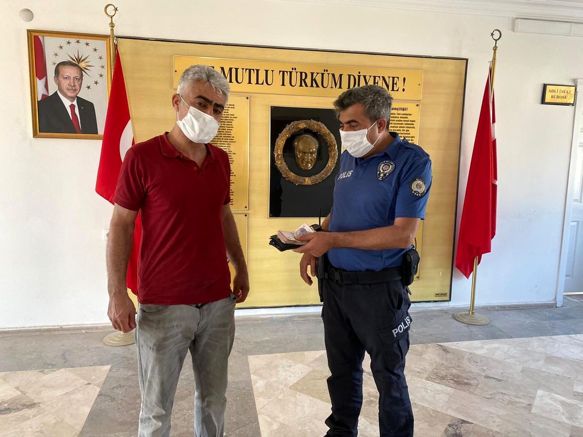 Duyarlı vatandaştan örnek davranış; yolda bulduğu parayı en yakın polis merkezine götürdü