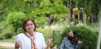 Fatma Şahin, anneleri konu alan şiirleri okurken gözyaşlarına hakim olamadı