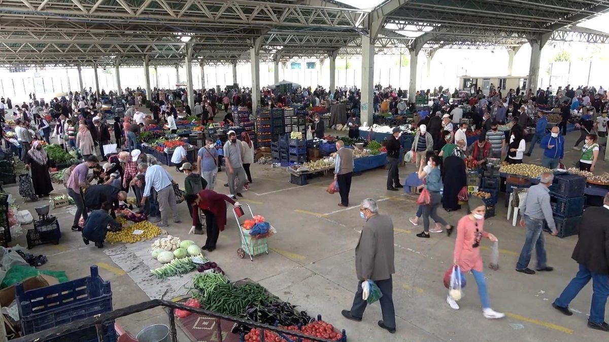 Günler sonra semt paralarında tezgahlar açıldı: Vatandaşlar alışveriş için akın etti