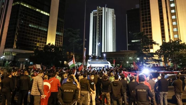 israil in istanbul baskonsoloslugu onunde bir grup mescid i aksa saldirisini protesto etti
