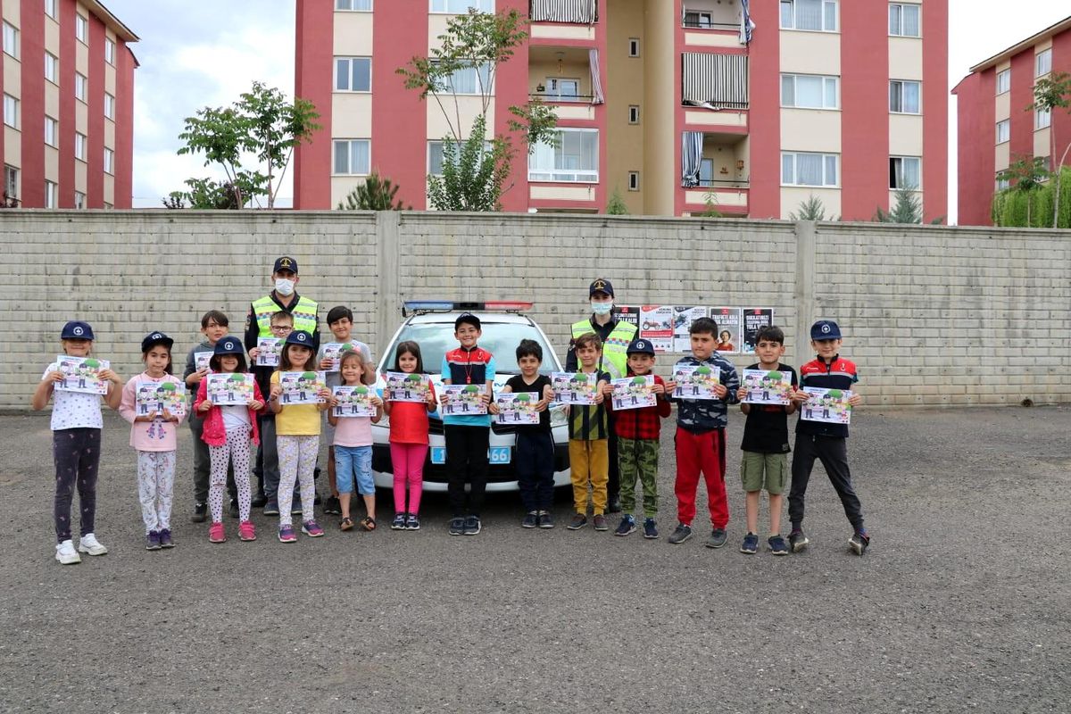 Jandarma sürücüleri bilgilendirdi, çocukları sevindirdi