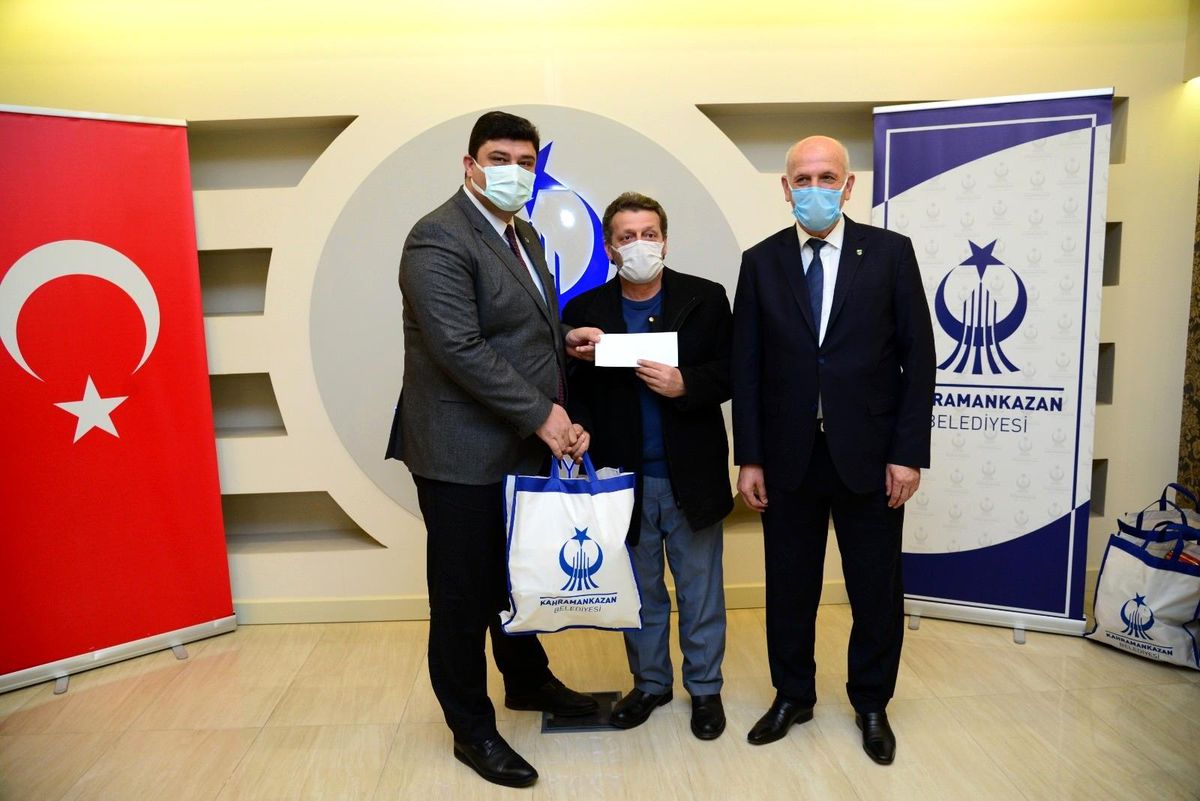 Kahramankazan Belediyesinden Kovid-19\'dan etkilenen esnafa bin lira yardım