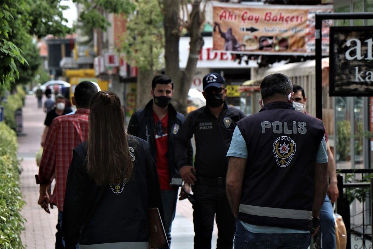 Son dakika gündem: Kırşehir\'de polis halkın kısıtlama ihlali yapmaması için aktif görev alıyor