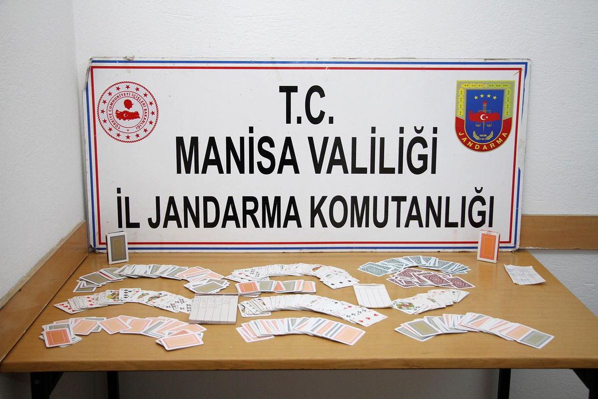 Kula İlçe Jandarmadan kumar baskını: 15 kişi kumar oynarken yakalandı