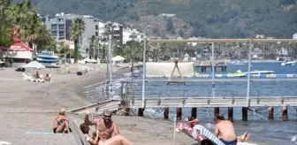 Marmaris'te turistler deniz ve güneşin keyfini çıkartıyor