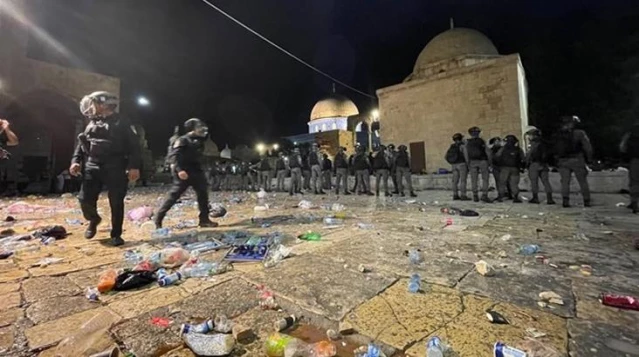 İsrail polisi, Mescid-i Aksa'da namaz kılan cemaate saldırdı! Türkiye'den tepkiler peş peşe geldi