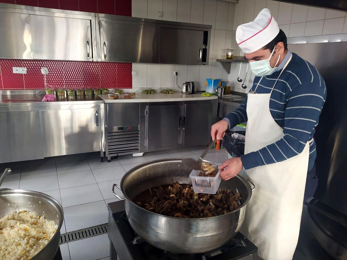 Öğrencilerin iftarda sıcak yemek sevinci